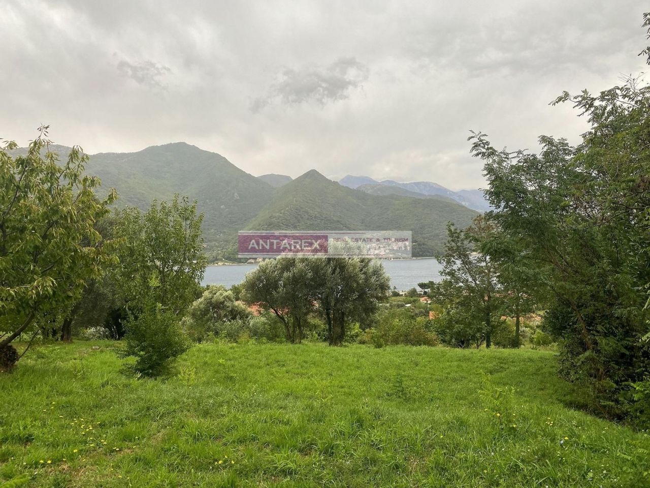 Grundstück in Kamenari, Montenegro, 1 990 m² - Foto 1