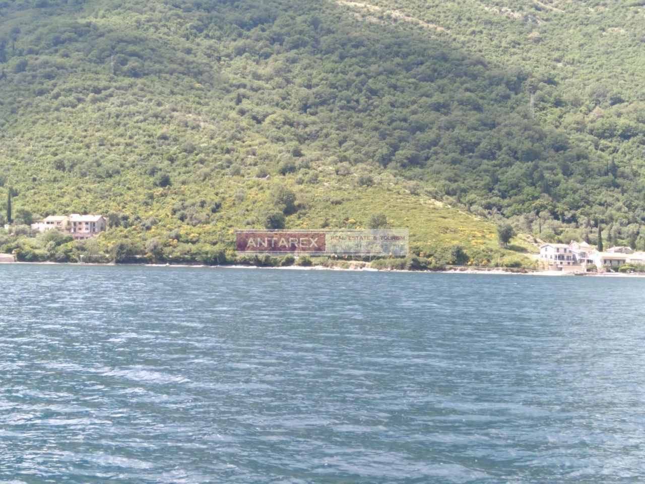 Grundstück in Kamenari, Montenegro, 51 700 m² - Foto 1