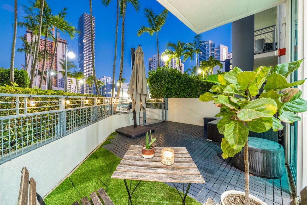 Flat in Miami, USA, 60 m² - picture 1