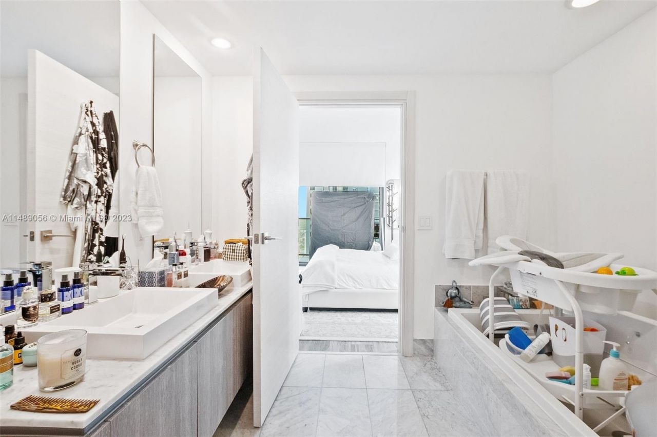 Flat in Miami, USA, 110 m² - picture 9