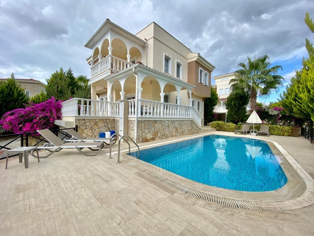 Villa en Incekum, Turquia, 400 m² - imagen 1