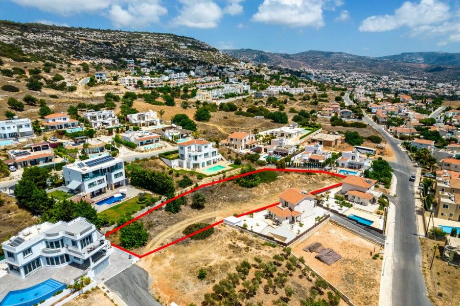 Terrain à Paphos, Chypre, 2 342 m² - image 1