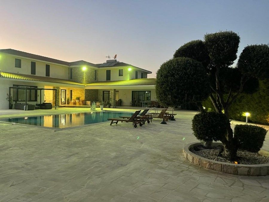 Villa in Larnaca, Cyprus, 640 m² - picture 1