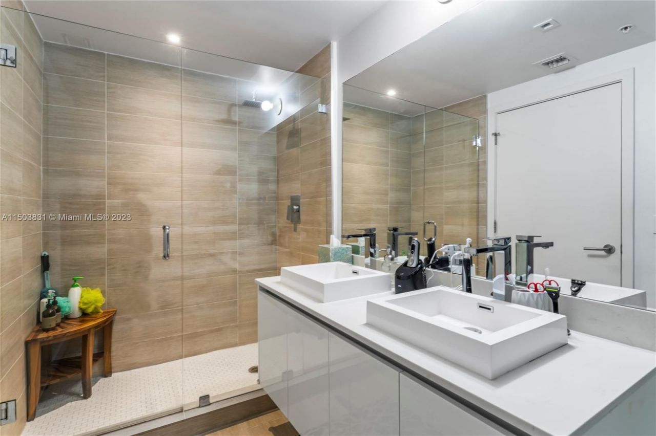 Piso en Miami, Estados Unidos, 90 m² - imagen 12