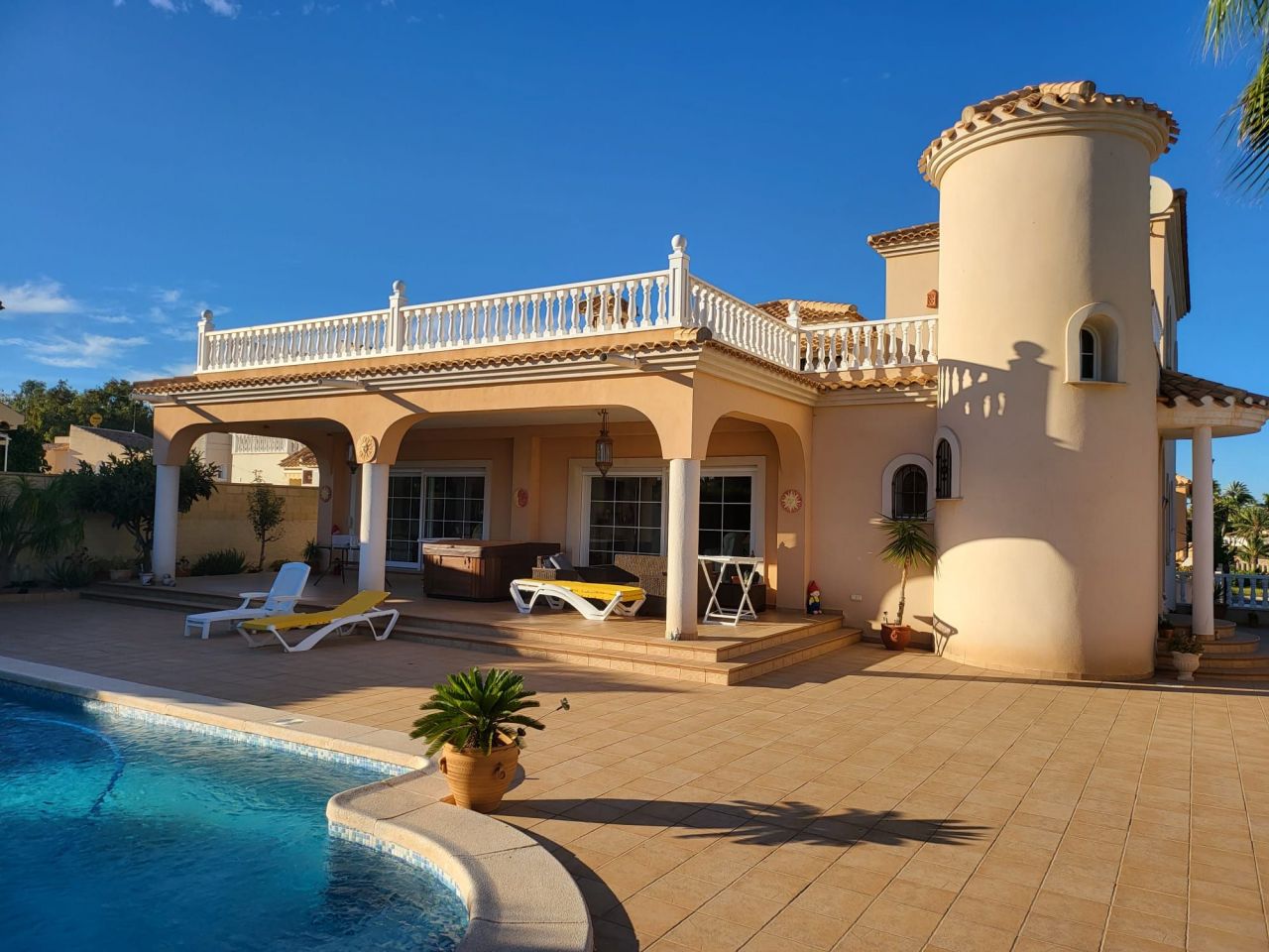 Villa in Playa Flamenca, Spanien, 350 m² - Foto 3