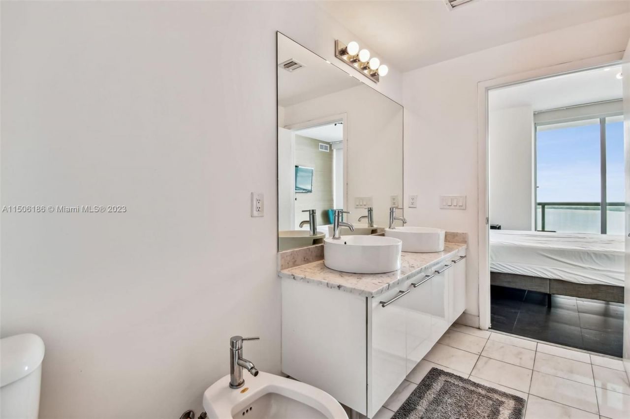 Flat in Miami, USA, 110 m² - picture 12