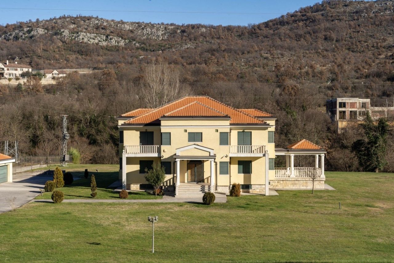 Villa en Podgorica, Montenegro, 600 m² - imagen 1