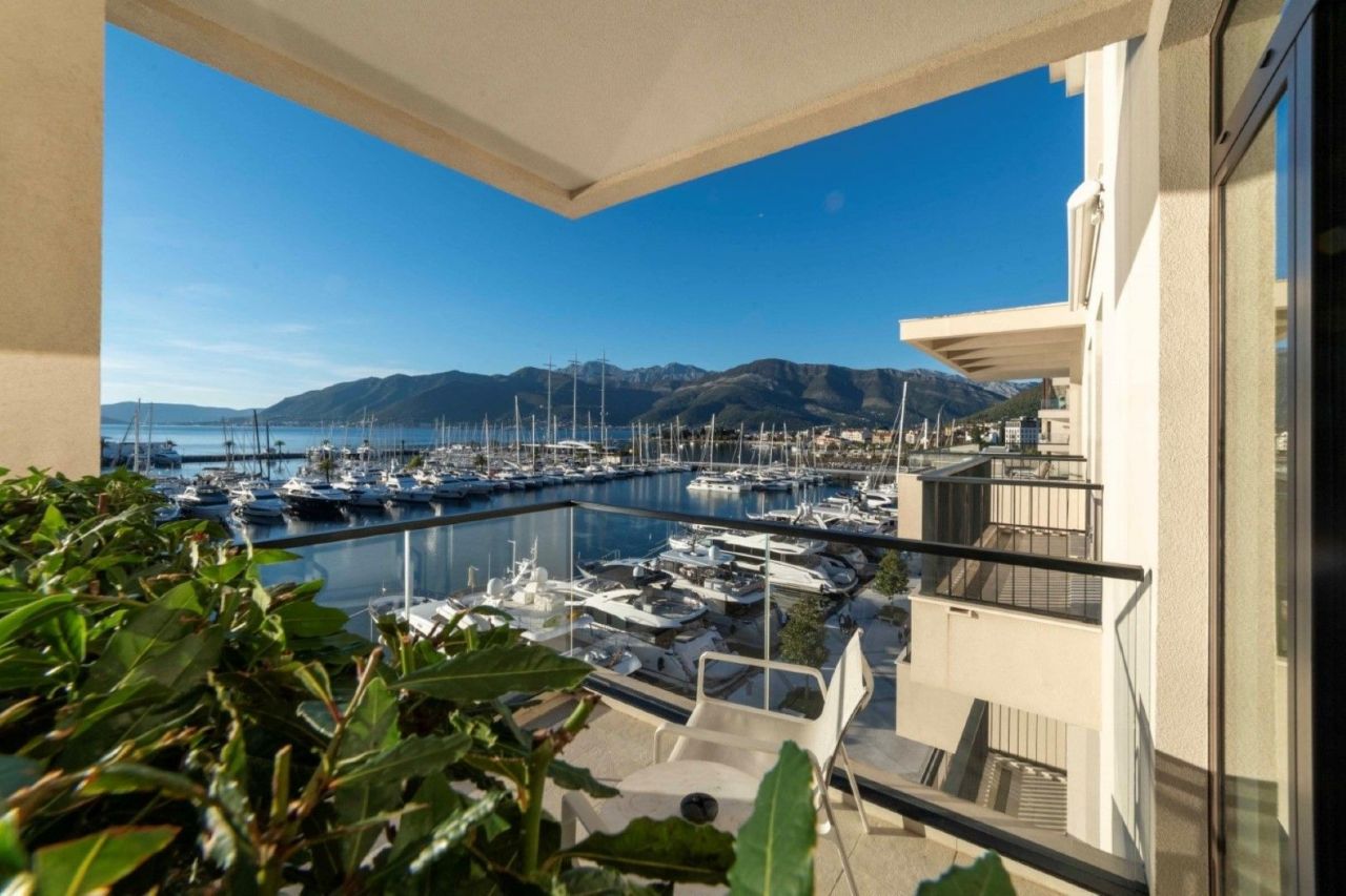 Appartement à Tivat, Monténégro, 140 m² - image 1