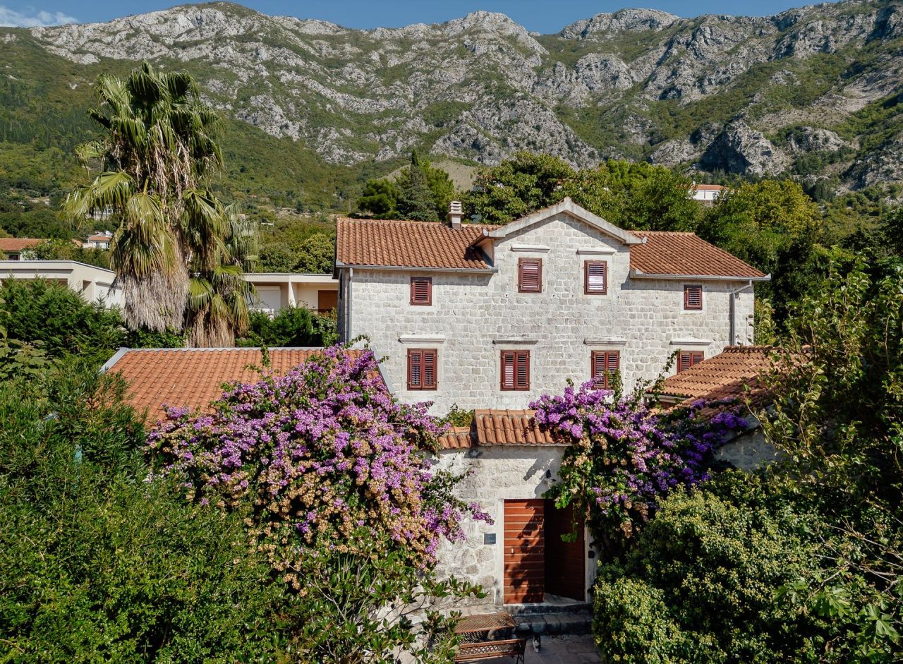 Villa à Kotor, Monténégro, 240 m² - image 1