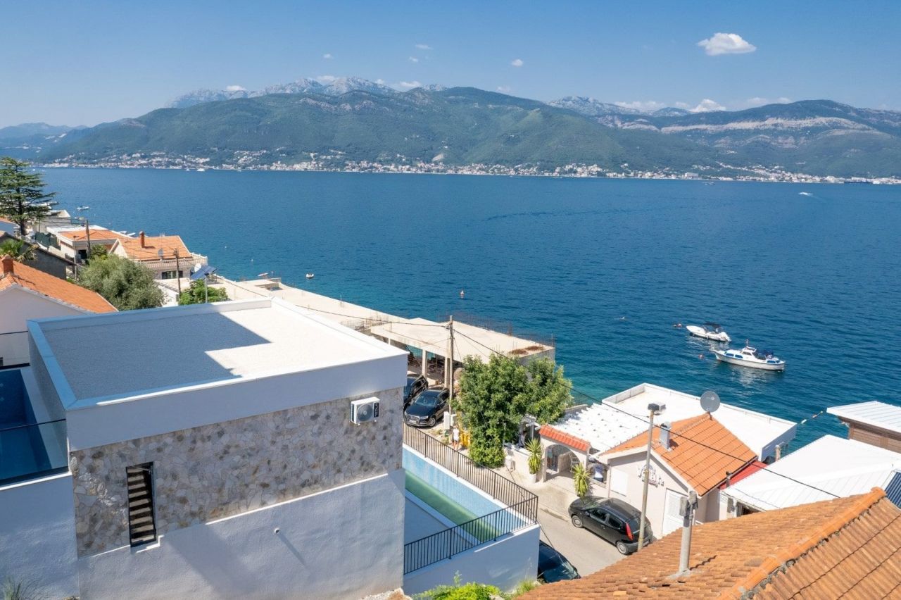 Villa in Tivat, Montenegro, 200 m² - Foto 1