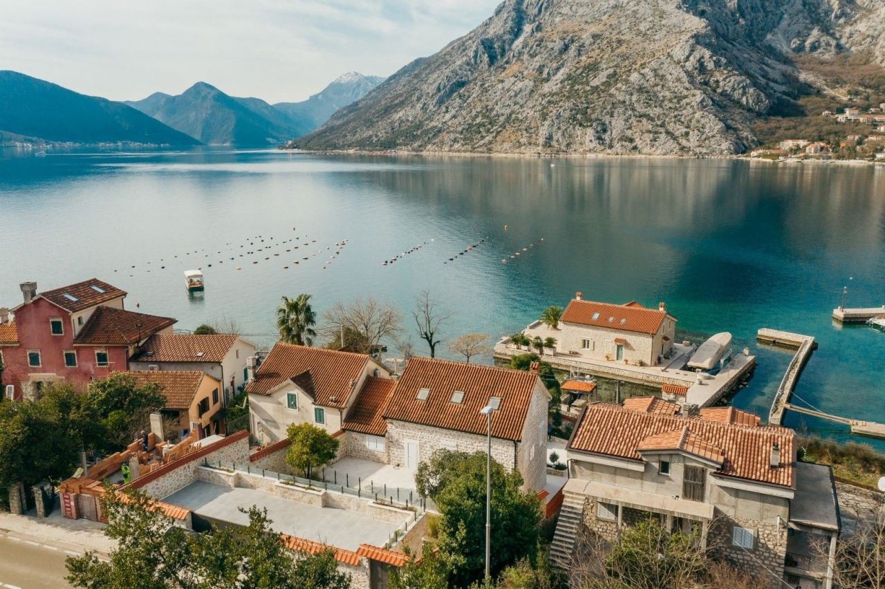 Villa à Kotor, Monténégro, 380 m² - image 1