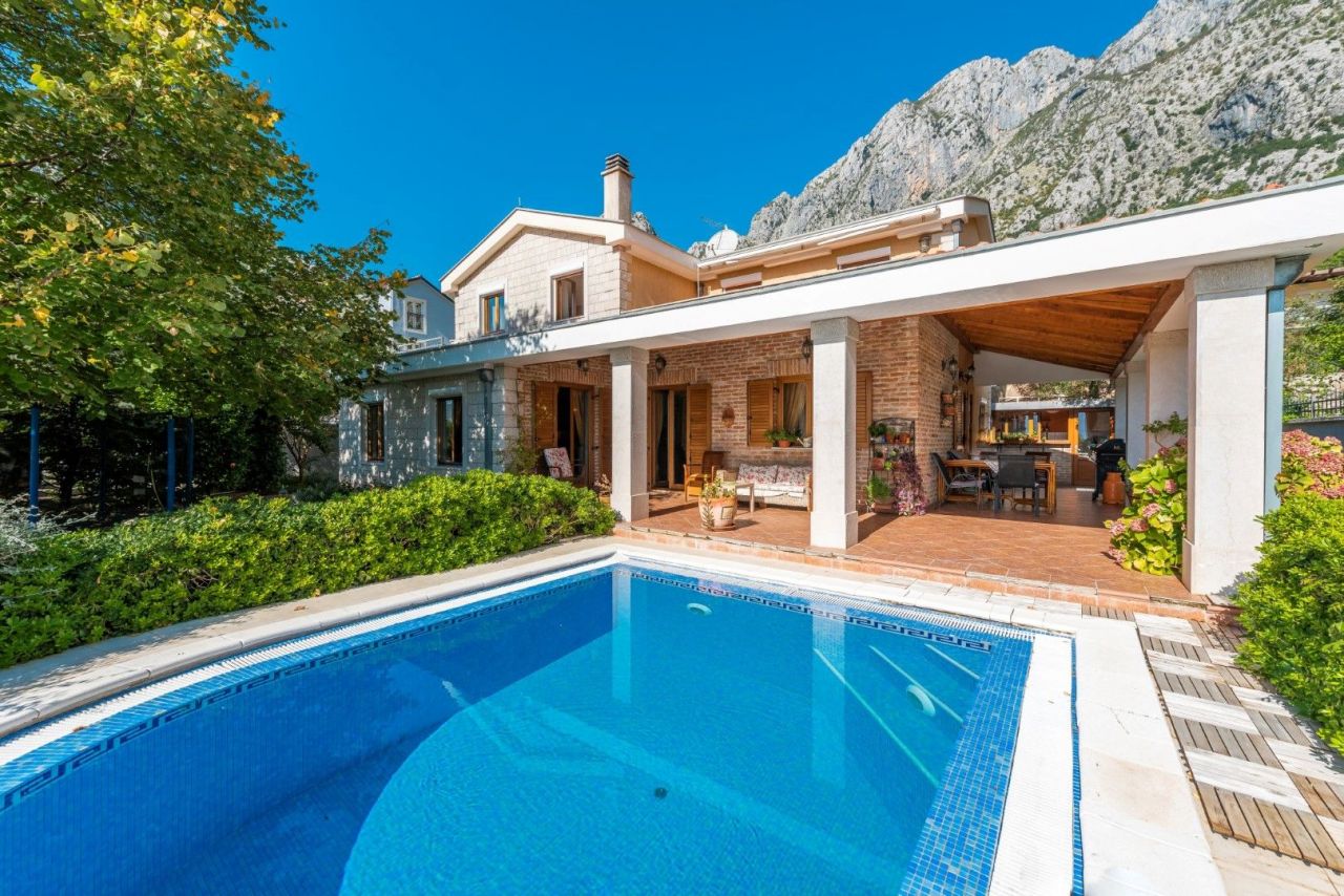 Villa en Kotor, Montenegro, 305 m² - imagen 1