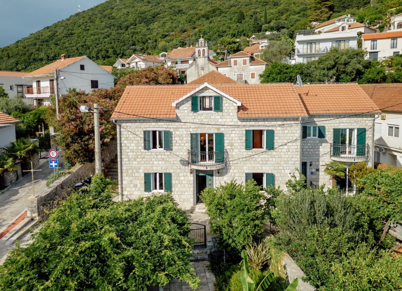 Villa in Tivat, Montenegro, 140 m² - Foto 1