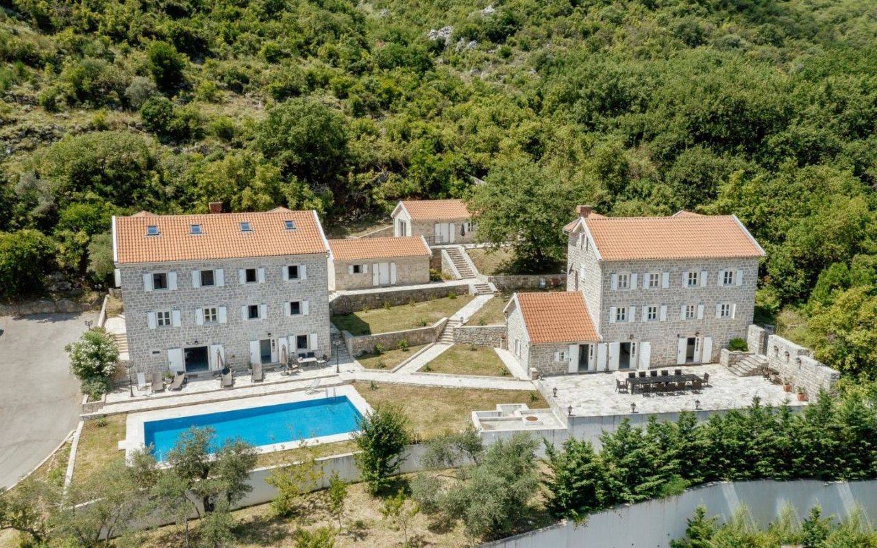 Villa à Kotor, Monténégro, 800 m² - image 1