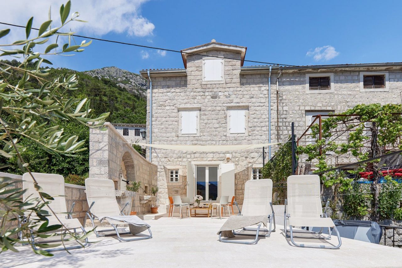 Villa à Kotor, Monténégro, 146 m² - image 1