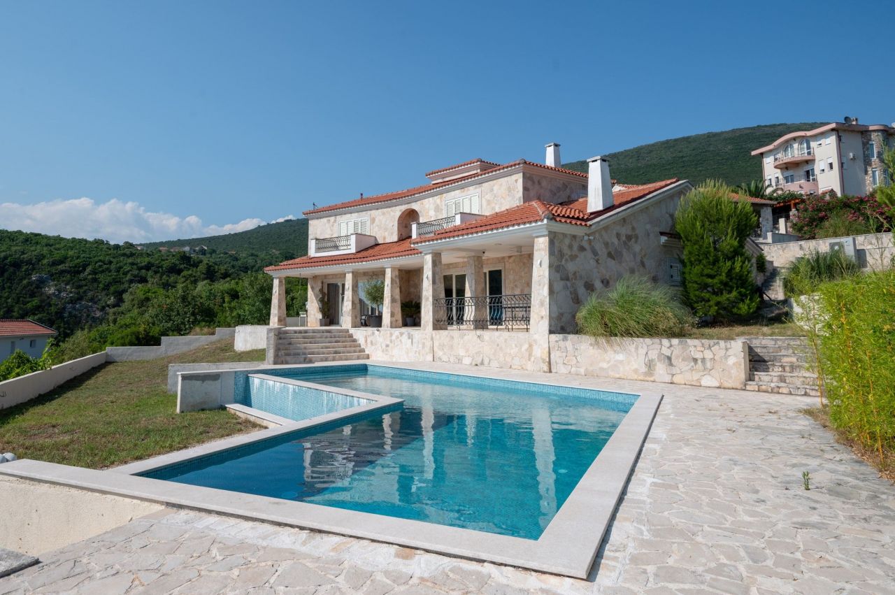 Villa in Herceg-Novi, Montenegro, 228 m² - picture 1