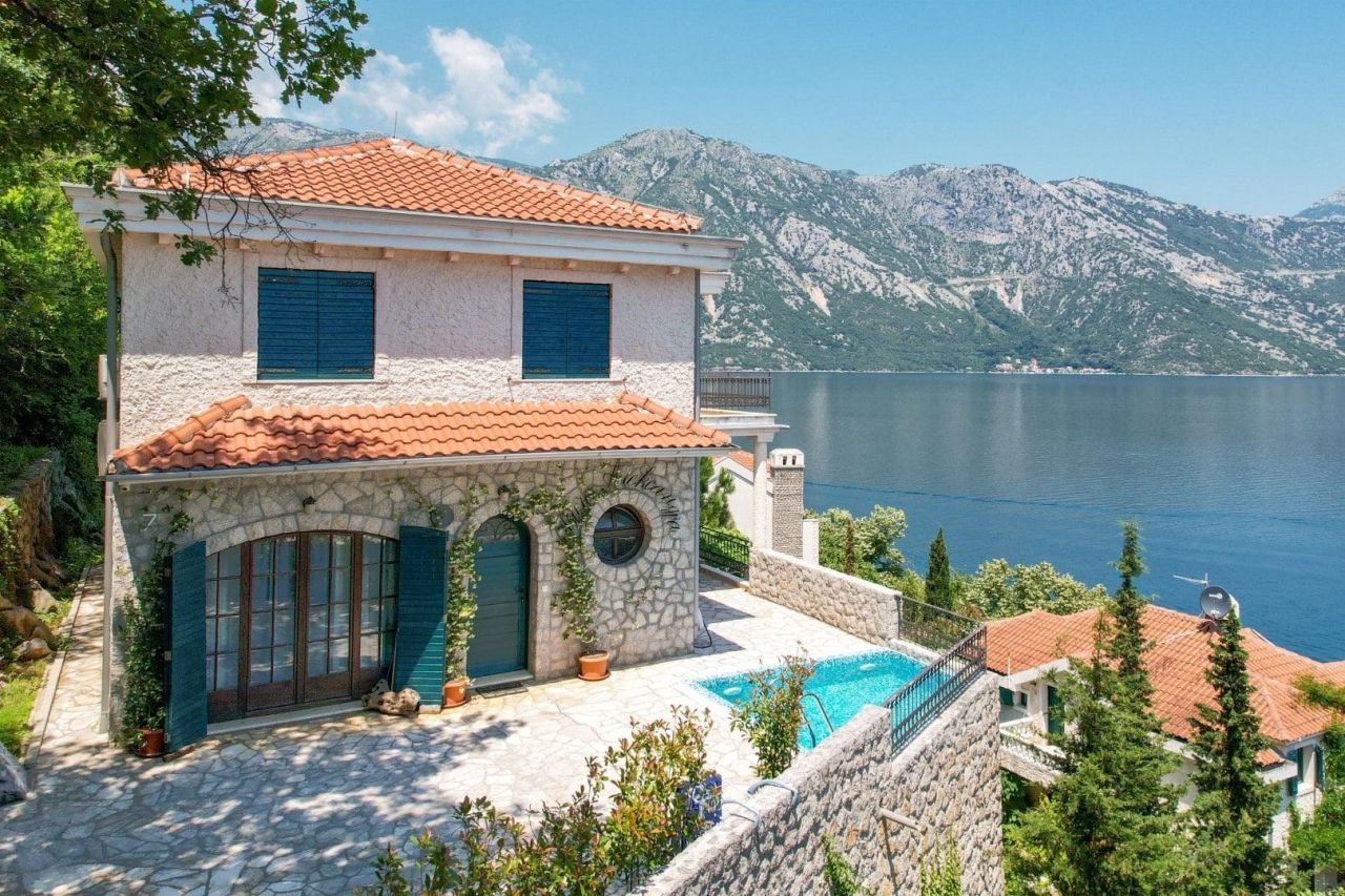 Villa en Kotor, Montenegro, 241 m² - imagen 1