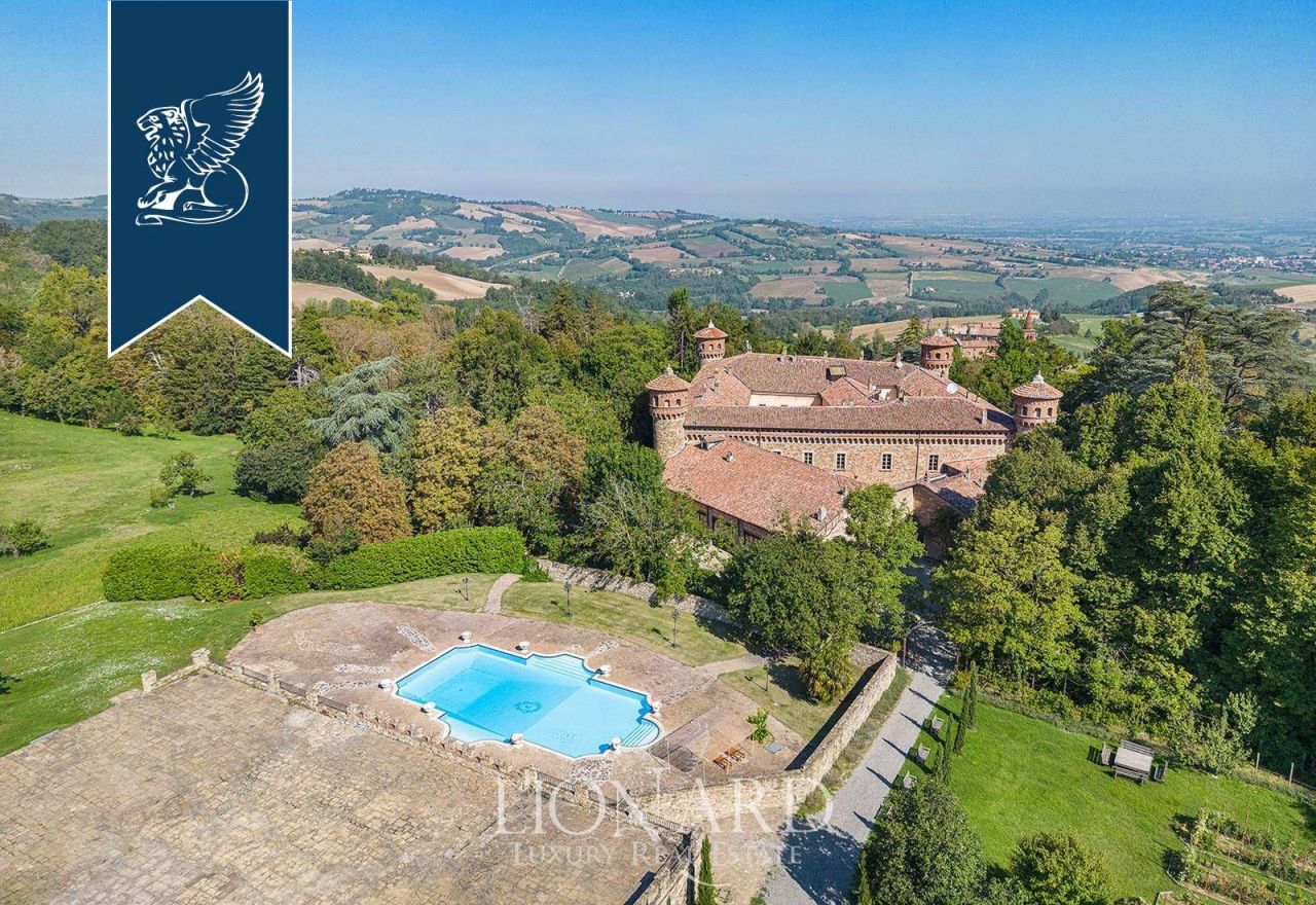 Château à Plaisance, Italie, 8 000 m² - image 1