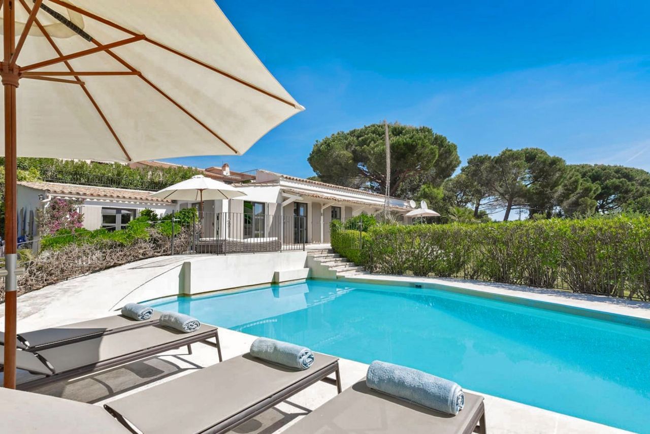 Villa in Saint-Tropez, France, 250 m² - picture 1