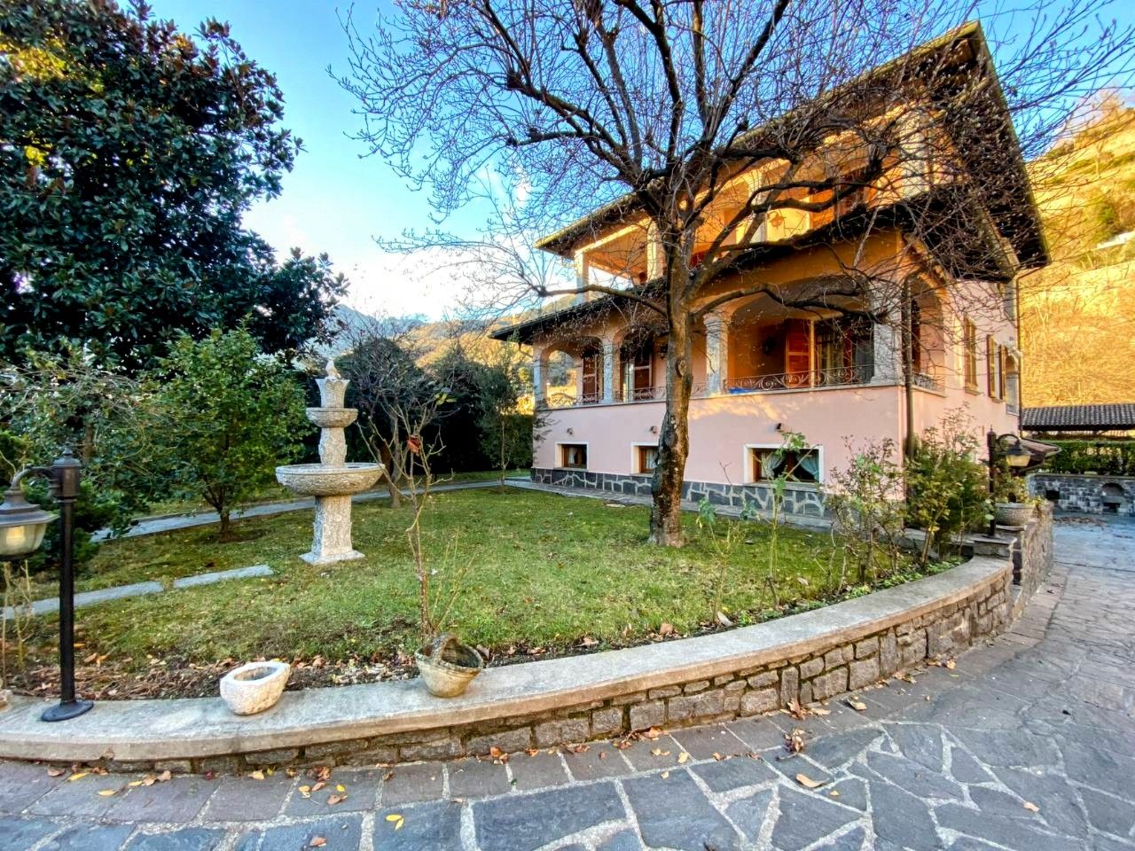 Villa in Porlezza, Italien, 300 m² - Foto 1