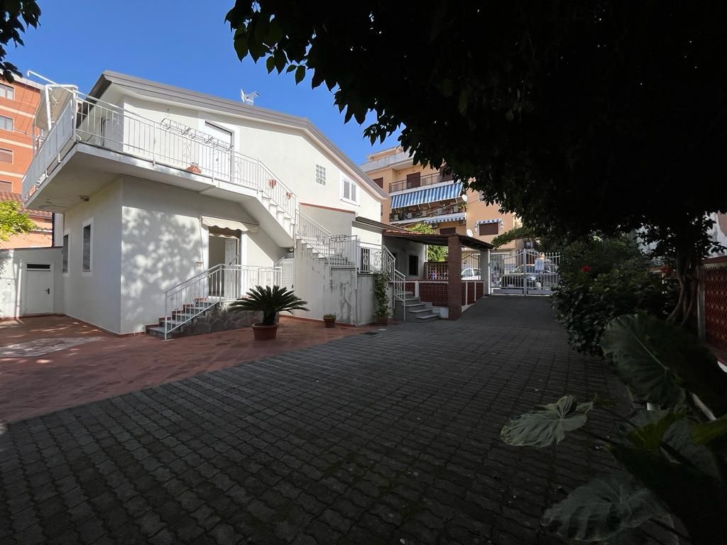 Appartement à Scalea, Italie, 200 m² - image 1