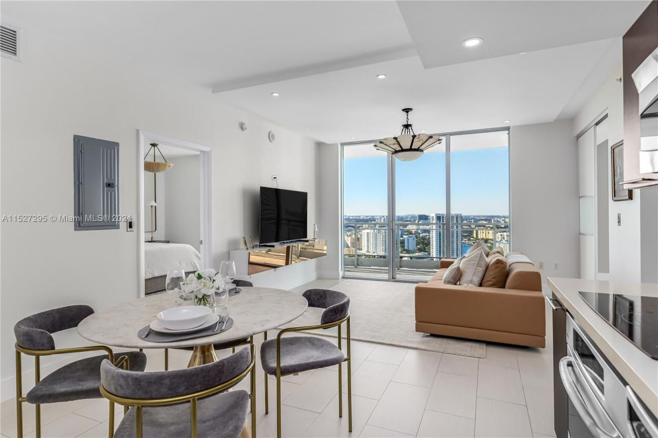 Flat in Miami, USA, 1 000 m² - picture 1