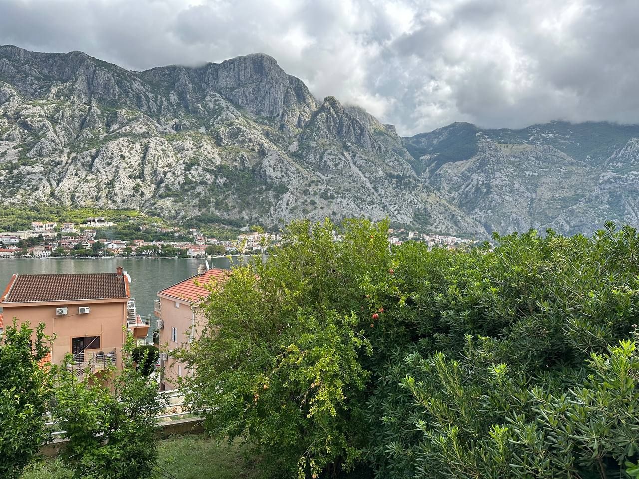 Piso en Kotor, Montenegro, 84 m² - imagen 1