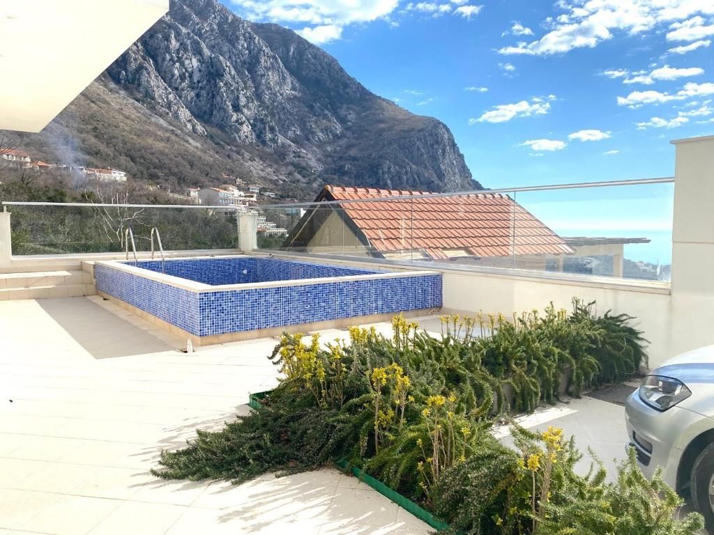 Casa en Budva, Montenegro, 200 m² - imagen 1