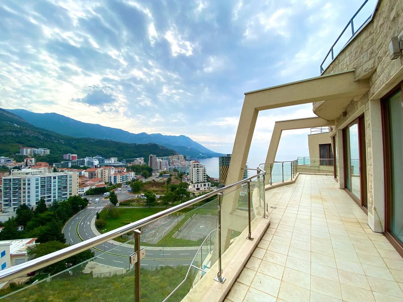 Piso en Budva, Montenegro, 400 m² - imagen 1