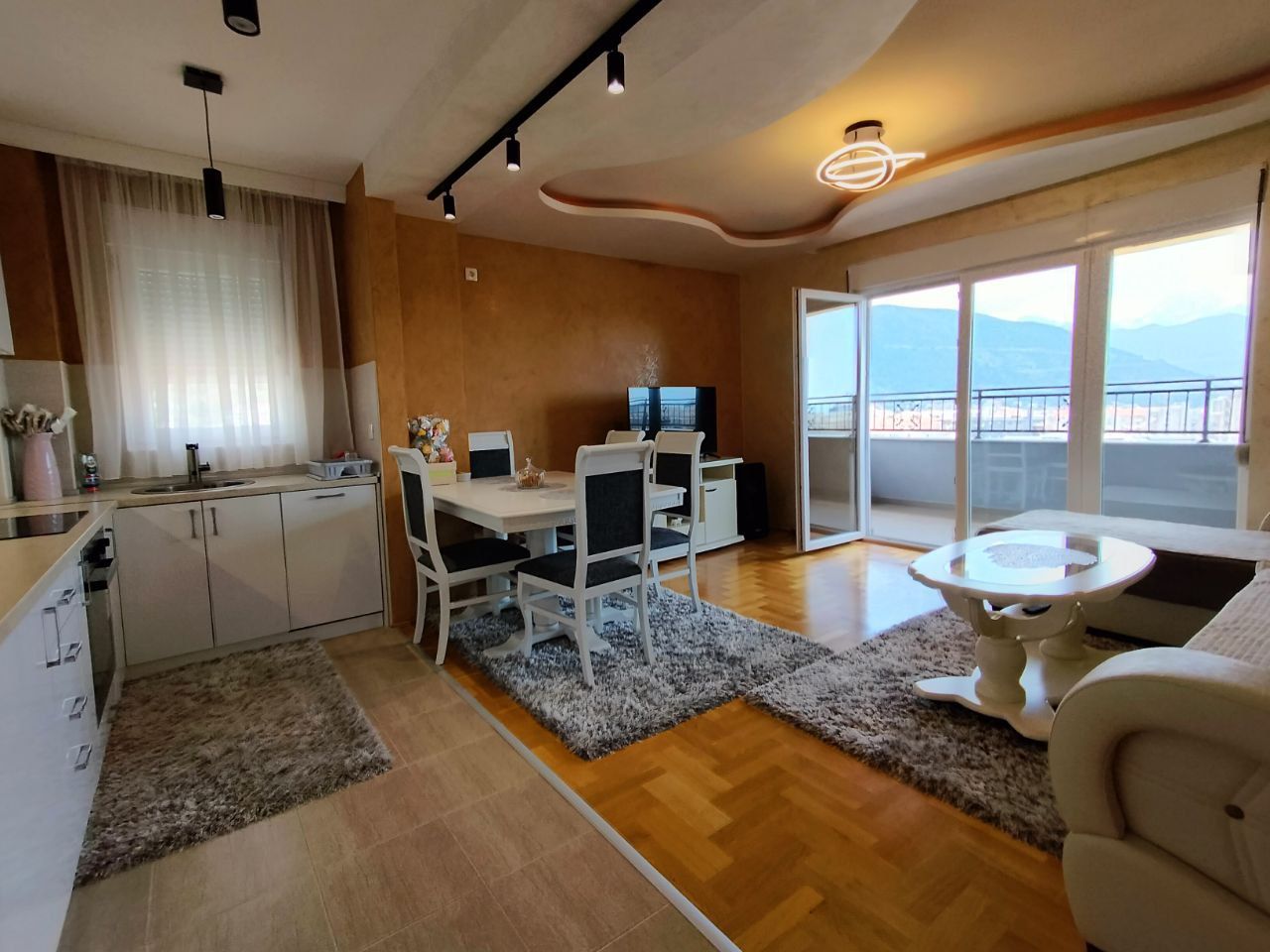 Piso en Budva, Montenegro, 85 m² - imagen 1