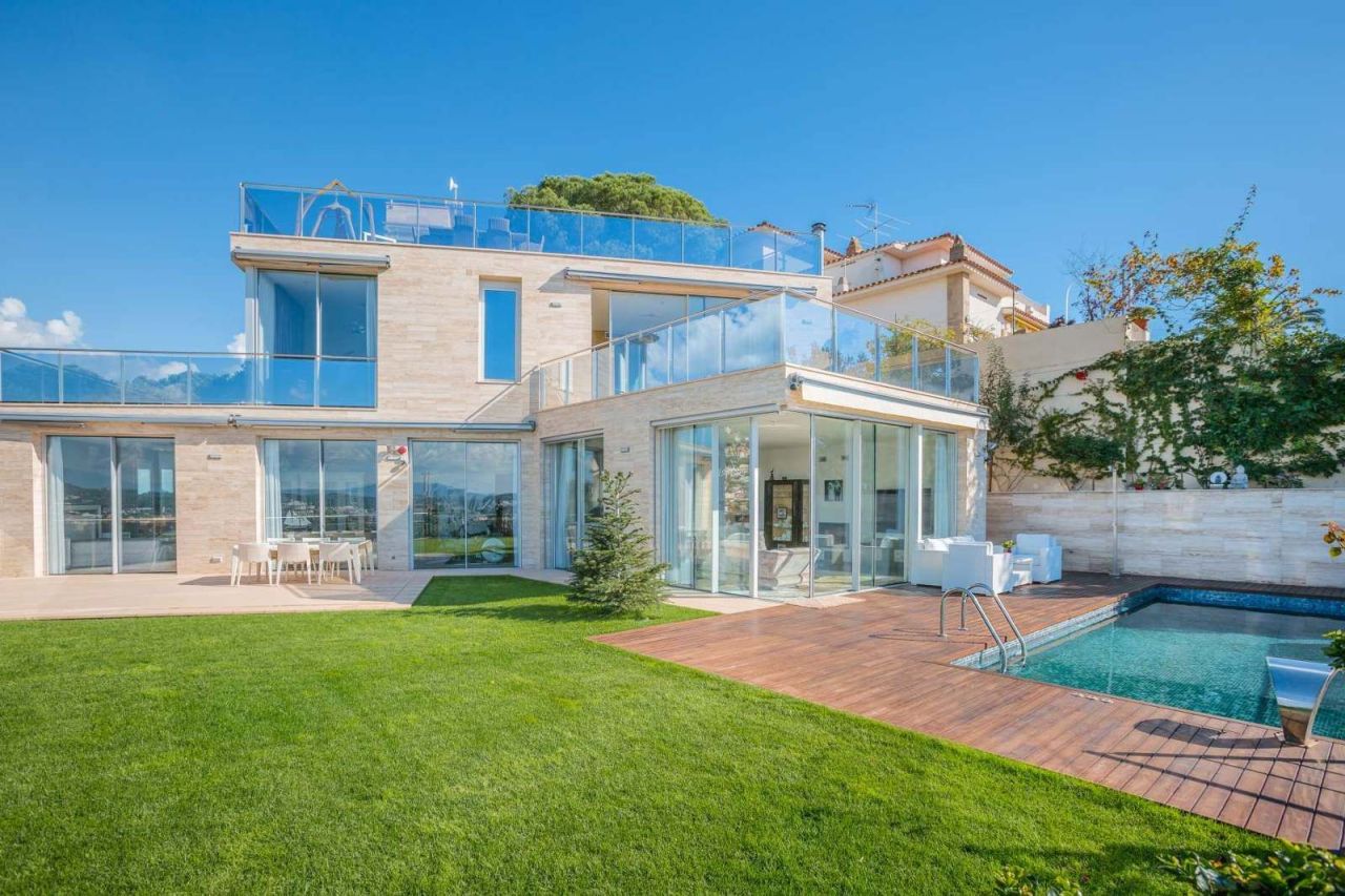 Haus in Costa Brava, Spanien, 325 m² - Foto 1