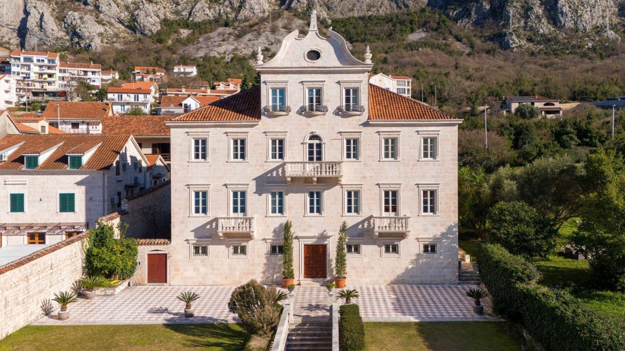 Mansion in Kotor, Montenegro, 1 100 m² - picture 1