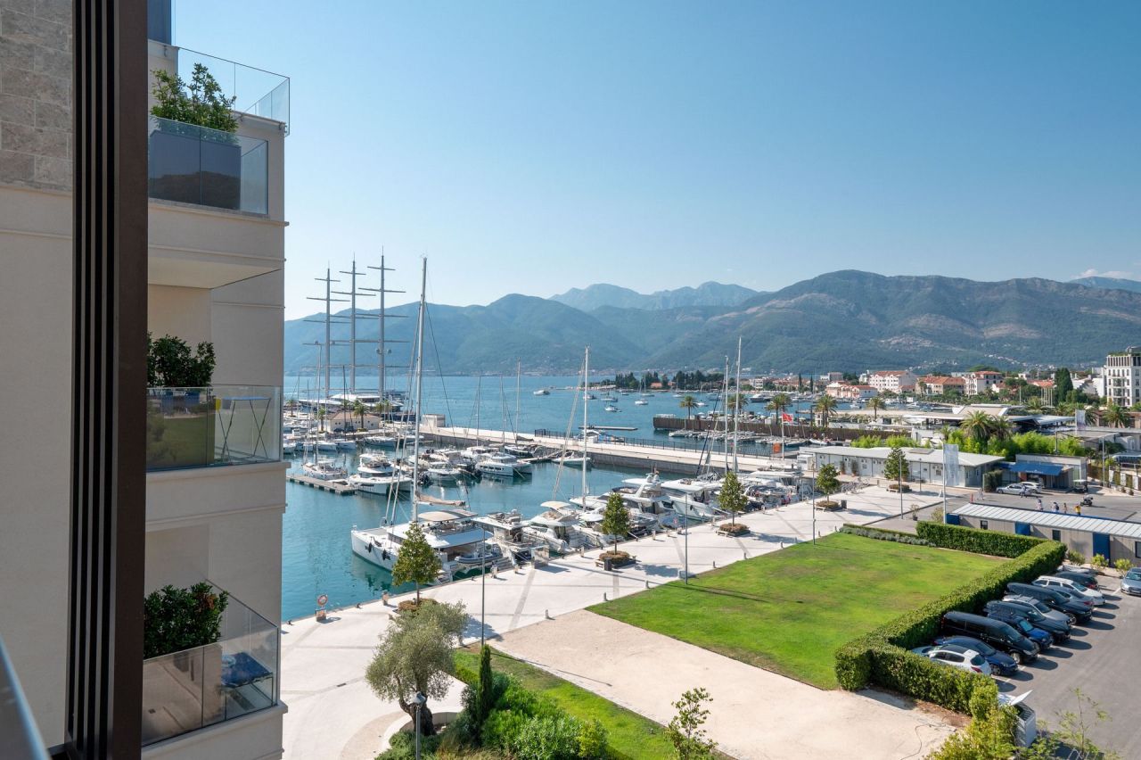 Apartment in Tivat, Montenegro, 69 m² - Foto 1