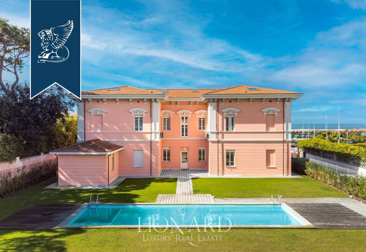 Villa à Forte dei Marmi, Italie, 950 m² - image 1