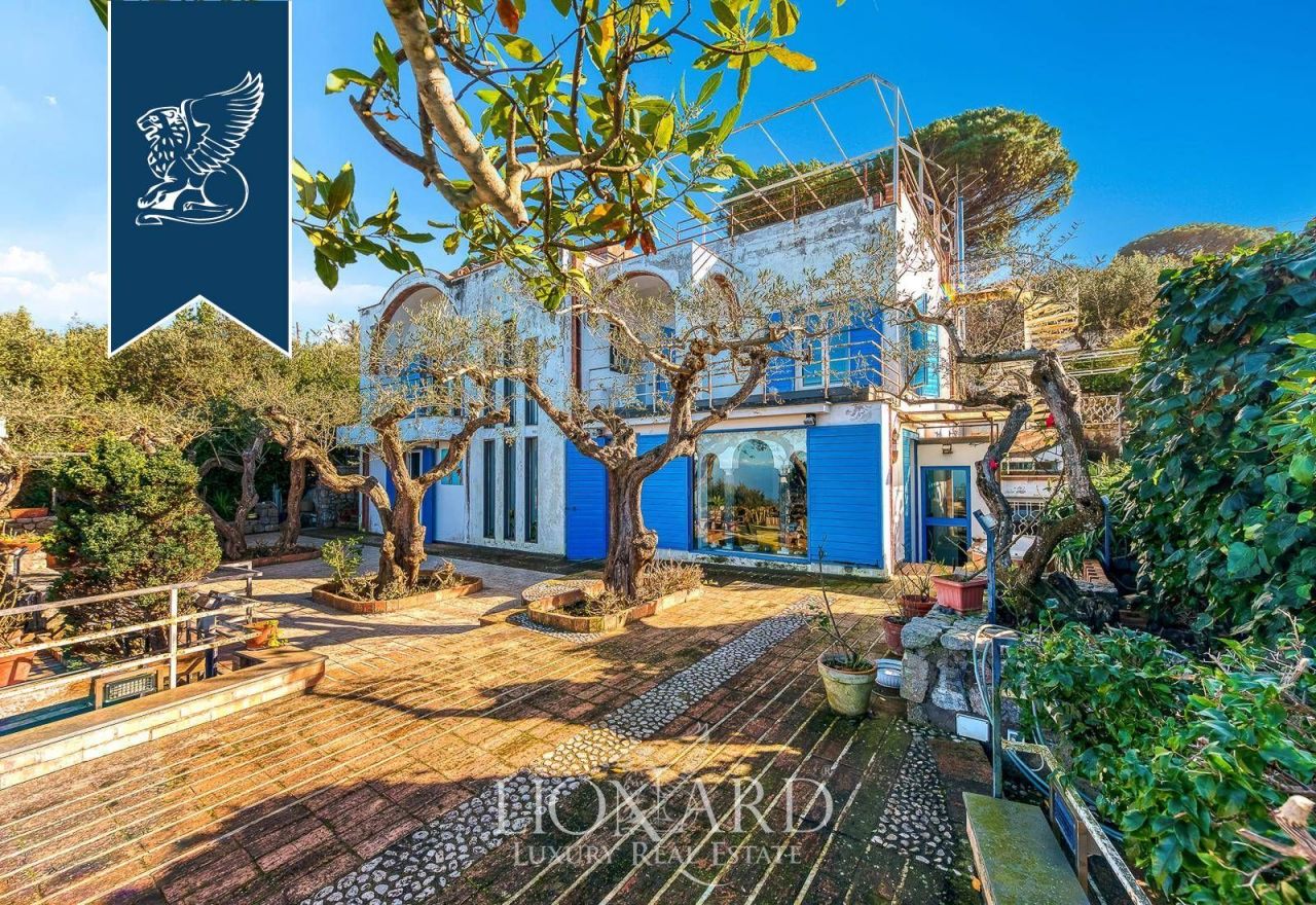 Villa à Naples, Italie, 275 m² - image 1