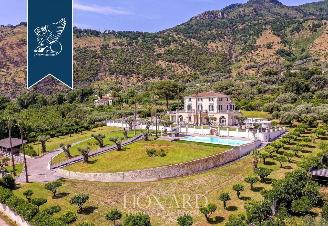 Villa en Salerno, Italia, 1 200 m² - imagen 1