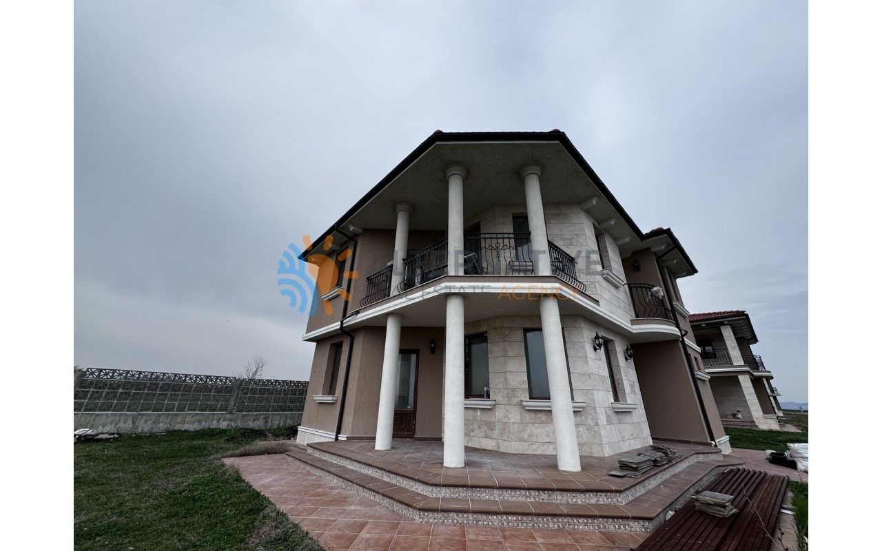 Casa en Pomorie, Bulgaria, 192 m² - imagen 1