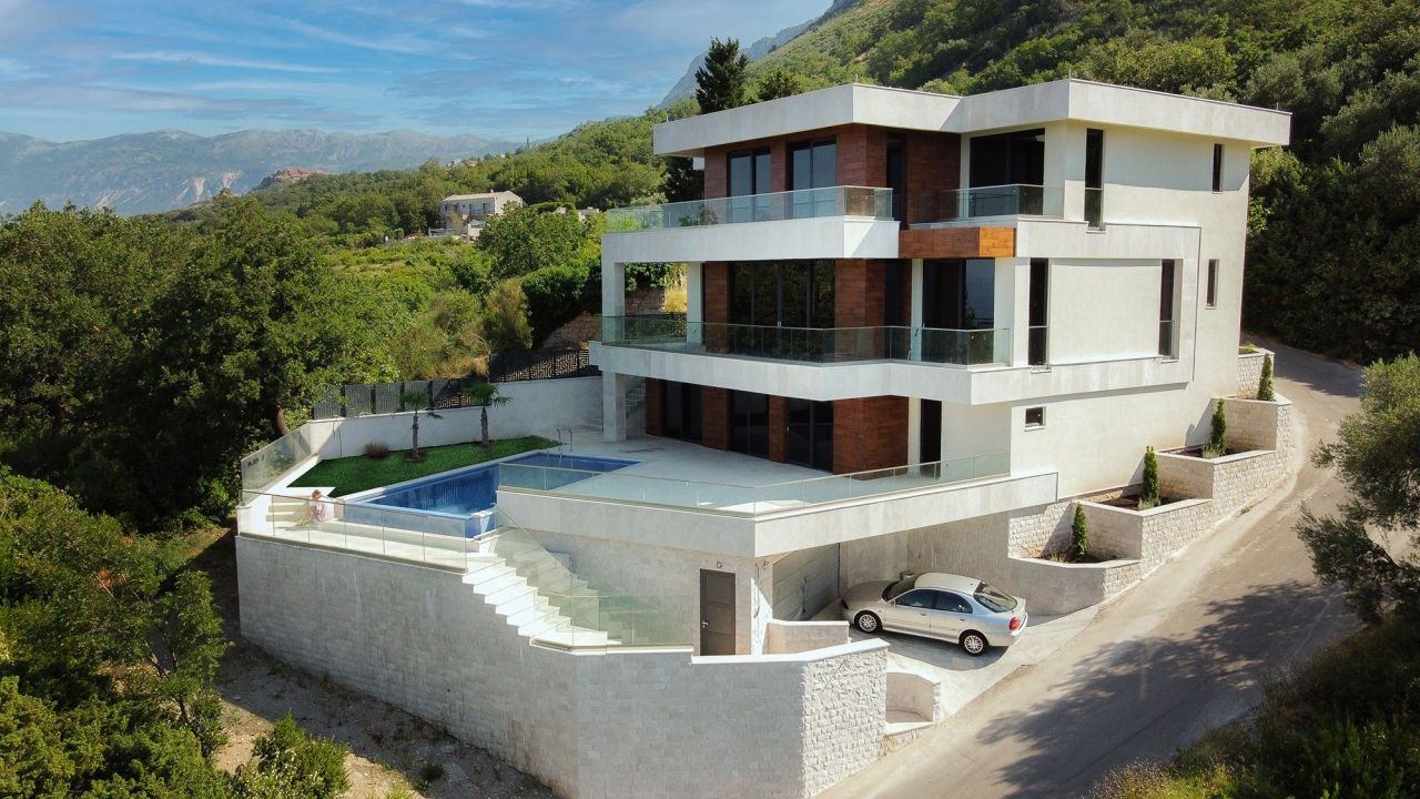 Villa en Rezevici, Montenegro, 465 m² - imagen 1