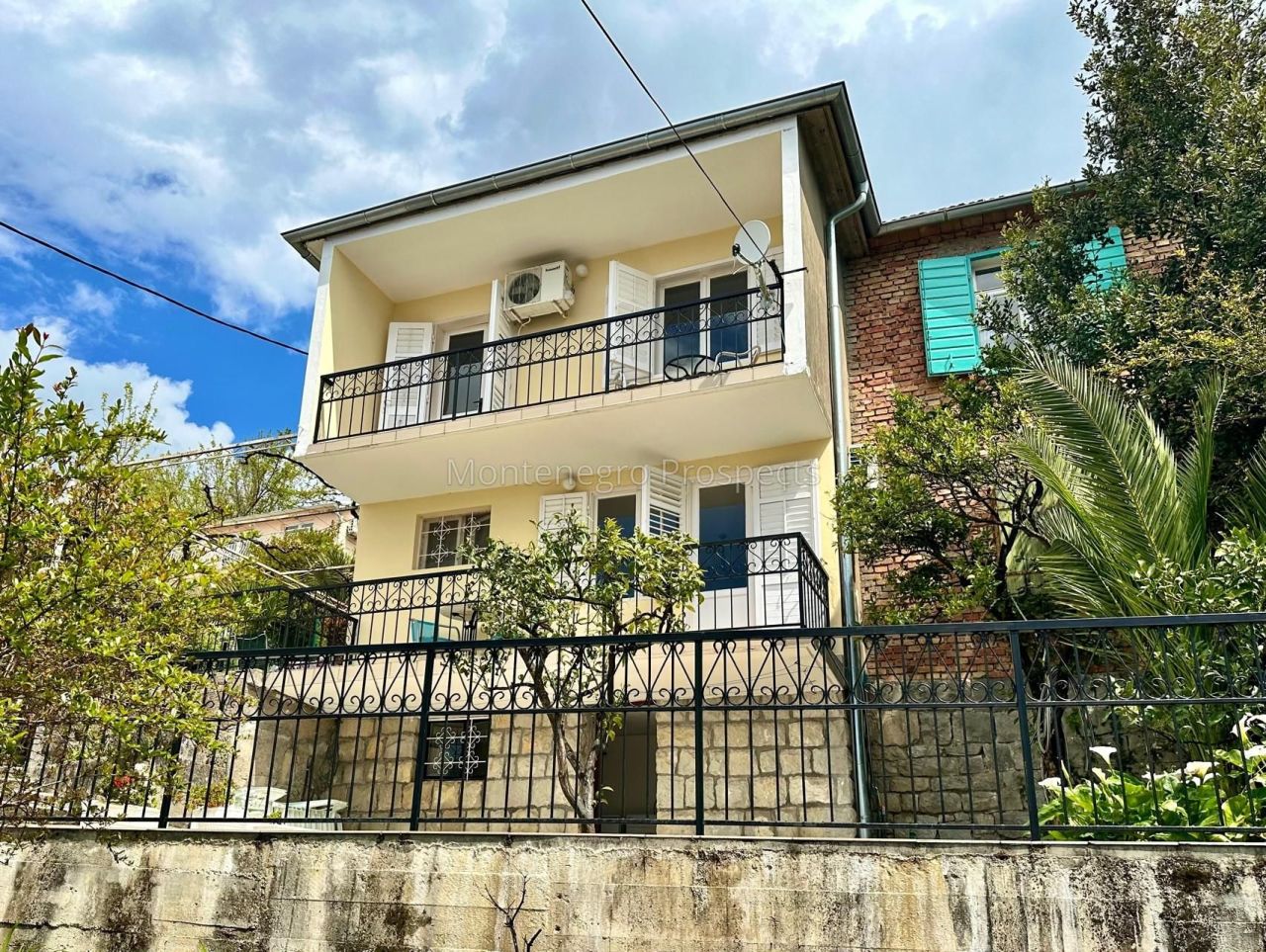 Haus in Tivat, Montenegro, 82 m² - Foto 1