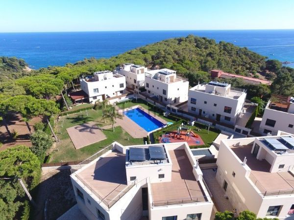 Townhouse in Lloret de Mar, Spain - picture 4