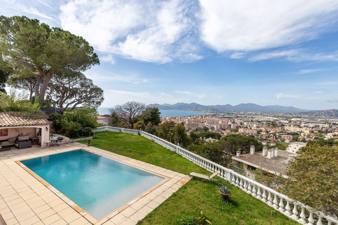 Villa à Cannes, France, 350 m² - image 1