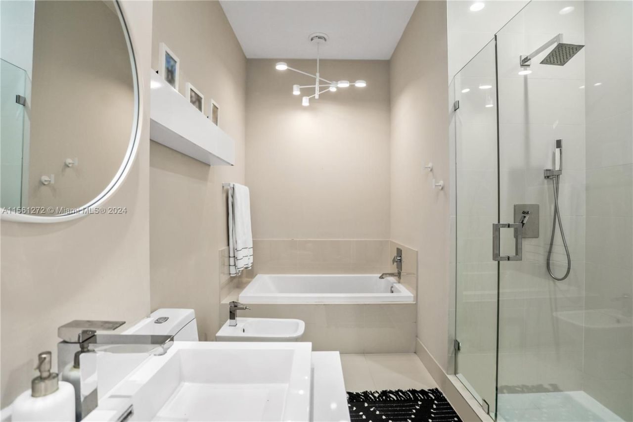 Flat in Miami, USA, 130 m² - picture 10