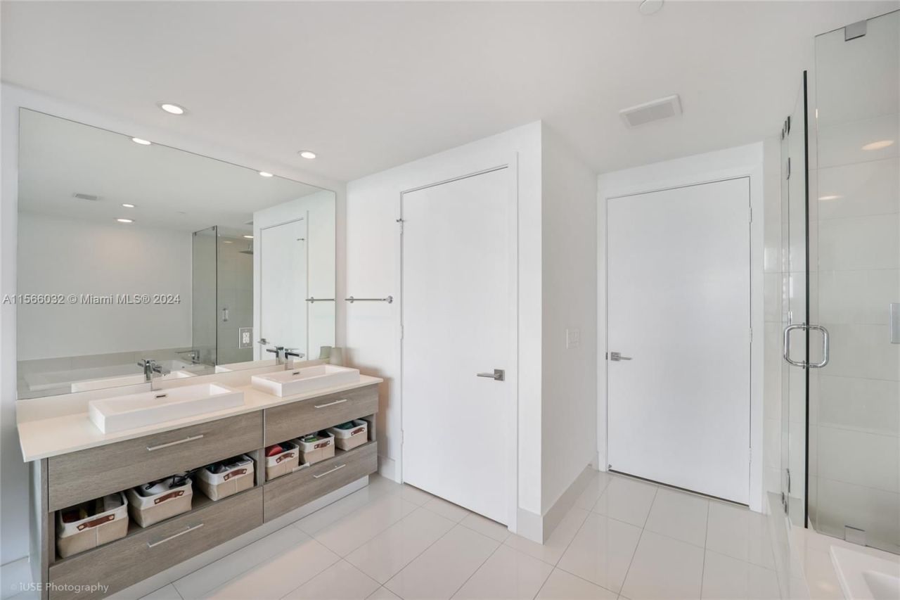 Flat in Miami, USA, 160 m² - picture 10