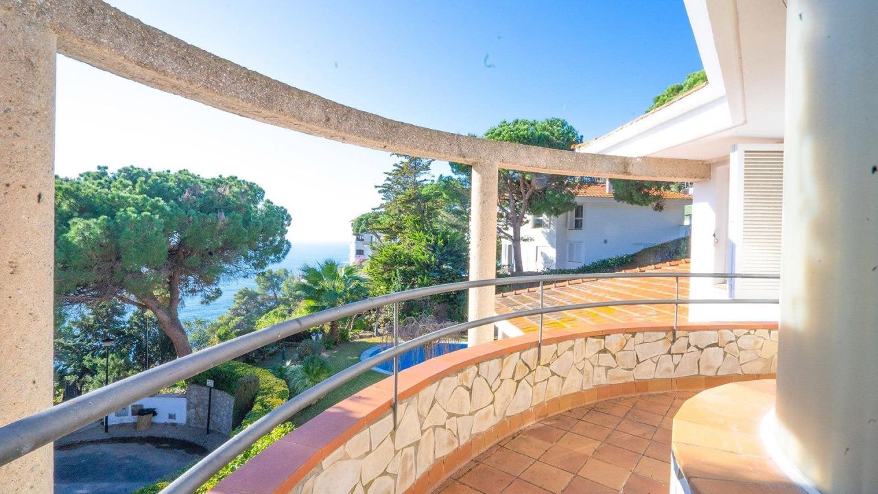 Villa à Lloret de Mar, Espagne, 738 m² - image 1