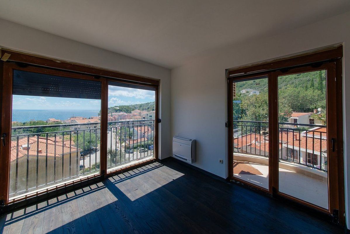 Flat in Petrovac, Montenegro, 152 m² - picture 1