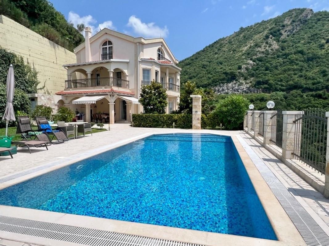 Casa en Rezevici, Montenegro, 520 m² - imagen 1