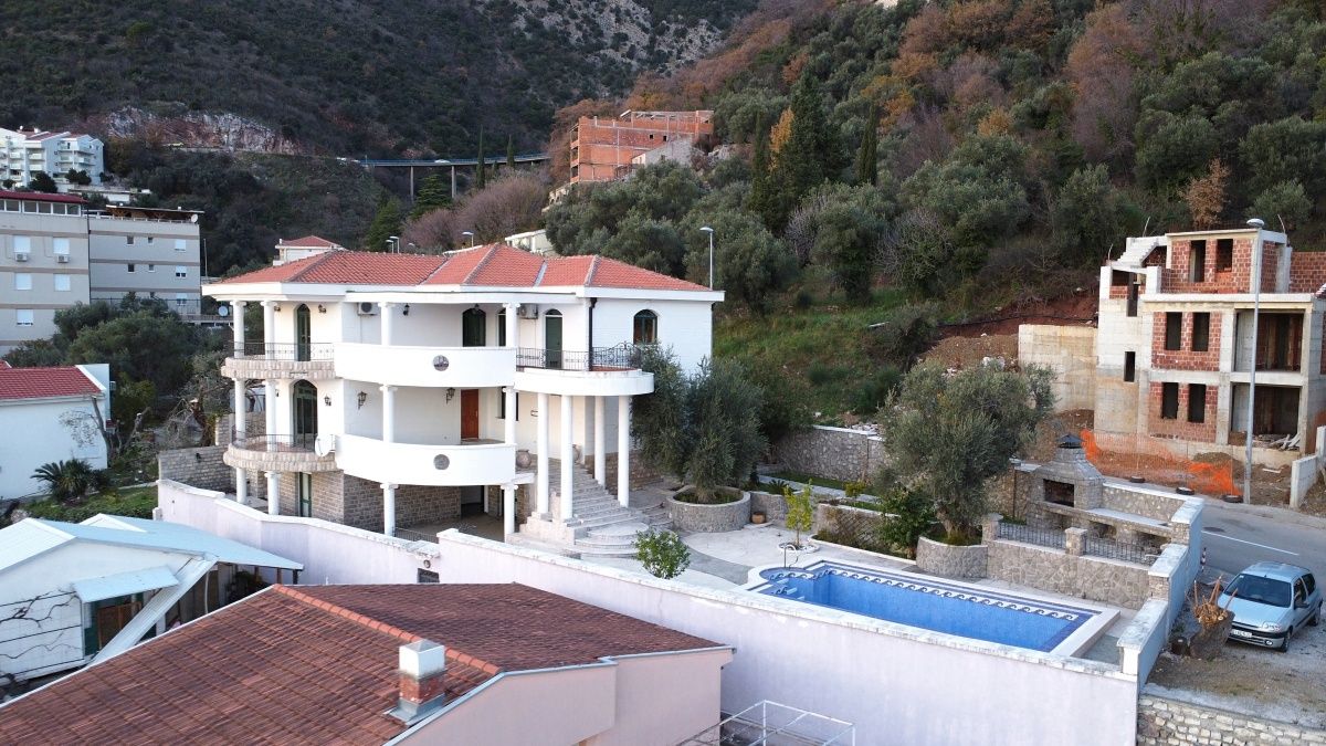 Haus in Petrovac, Montenegro, 422 m² - Foto 1