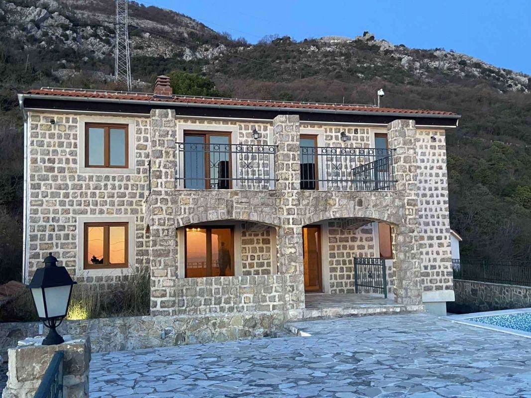 Haus in Petrovac, Montenegro, 466 m² - Foto 1