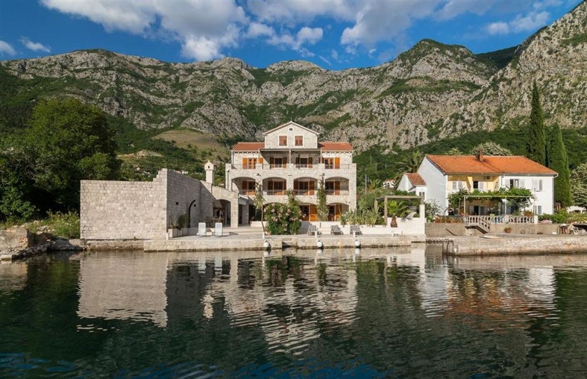 Casa en Risan, Montenegro, 554 m² - imagen 1