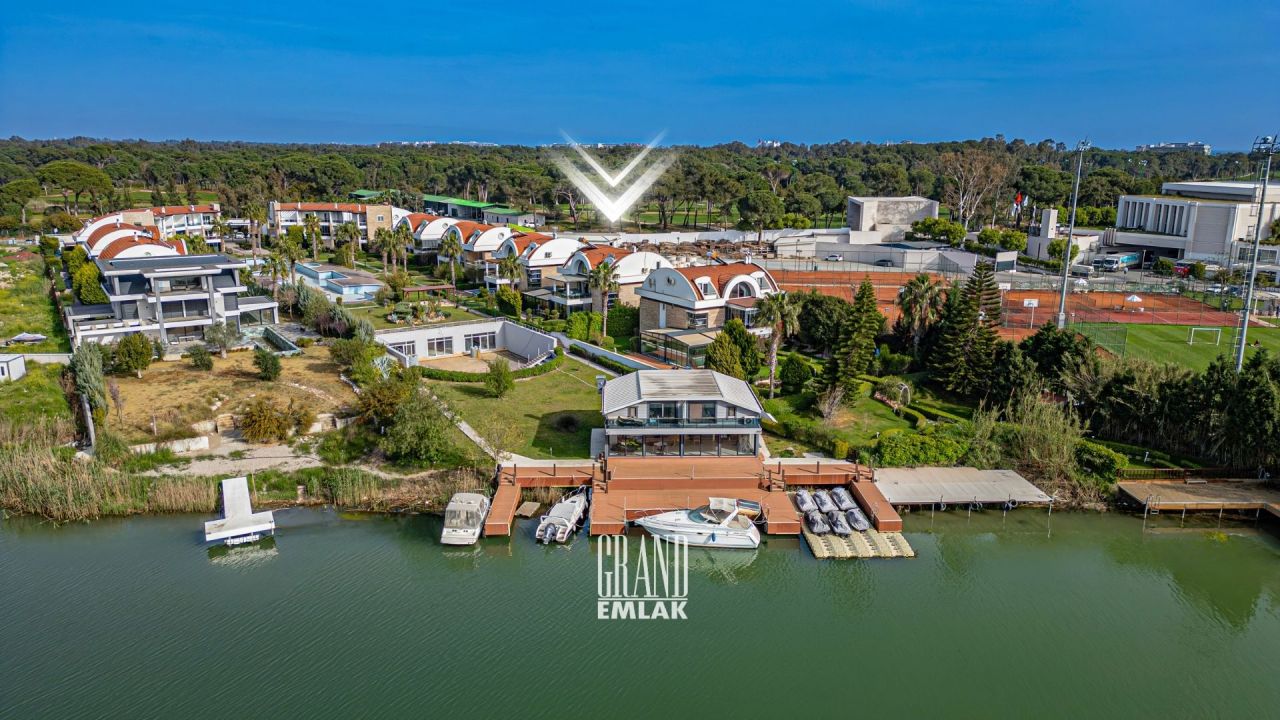 Villa in Antalya, Türkei, 350 m² - Foto 1